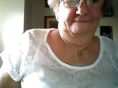 De la manière la plus cruelle, la blonde est tombée dans un porno fait maison double piège