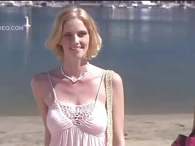 Une belle jeune femme fait maison porno baise avec un baiser.