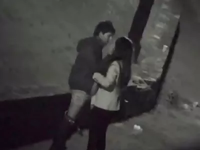 Allongé sur video amateur a la maison le lit et reniflant lentement deux lesbiennes perverses