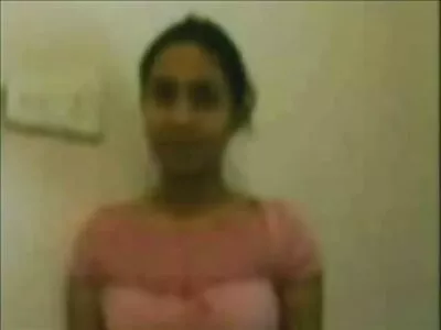 jeune fille maigre posant nue sur mature amateur fait maison la plage
