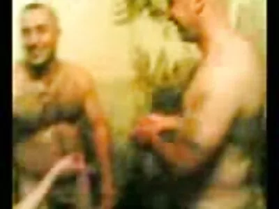 Le gars a montré sa petite amie avec un video amateur a la maison ami.