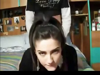 dame aux cheveux noirs se donne tout de suite, afin d'obtenir porno de maison un bon sperme