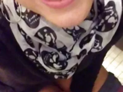 La blonde reçoit un baiser sans aucun problème. maison close video porno