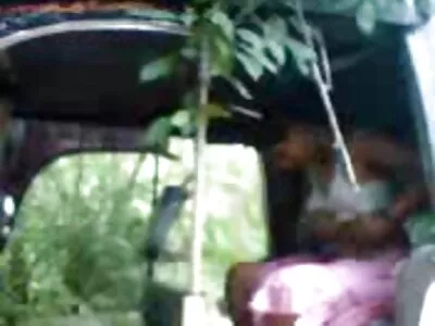 Une brune video amateur à la maison se donne à une grosse fille dans la chatte