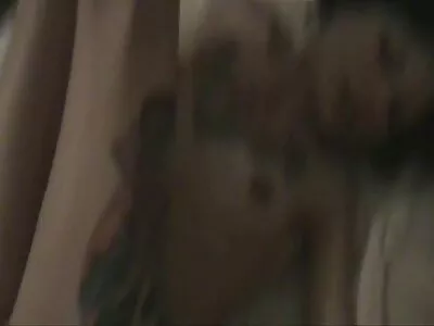 Un coureur chaud sur un membre Rastaman video sexe a la maison atteint l'orgasme