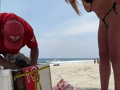 Une fille et son video sexe maison petit ami s'embrassent au bureau.