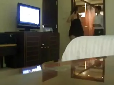 brune maison de porno embrasse avec une blonde dans une grande salle de bain