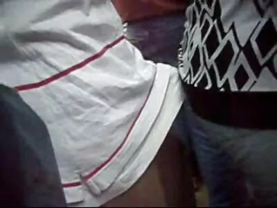 Belle fille habillée se masturbe en video sexe maison amateur parallèle