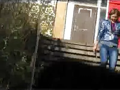 grosse fille se cachant dans une tente et jouant dans un trou video sexe fait maison
