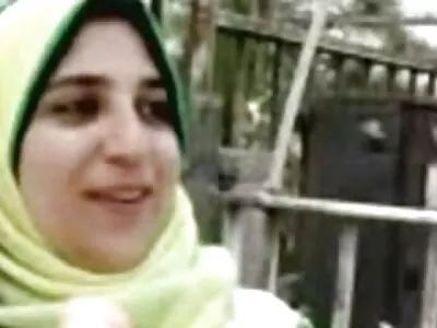 Une prostituée dans sexe maison arabe un hôtel avec deux hommes.
