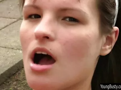 une porn amateur maison fille blonde embrasse un homme.
