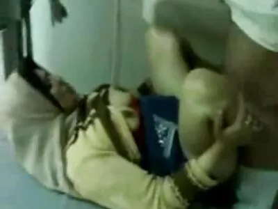 Une femme dans un simulateur porno maison de retraite séduit un homme dans un baiser chaud