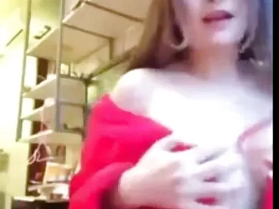 Poupée mignonne chevauche la bite debout Mr porno maison retraite