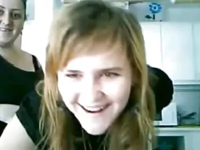 Fille verse un cul blond porno dans maison chaud avec de la crème blanche
