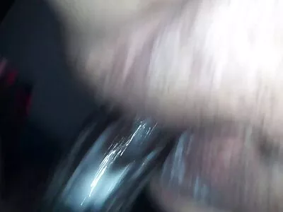 Belle fille expérimentant avec une bite en caoutchouc porno fait a la maison